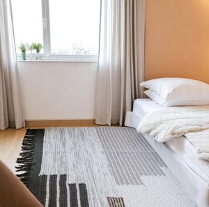 Tapis en laine fait main de style Kilim contemporain, à poils moyens, texturé, géométrique, pour les intérieurs de salons scandinaves - Product Image 3