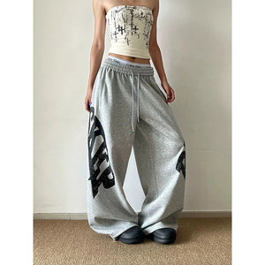 Pantalones deportivos anchos y holgados de color gris para mujer – Joggers con estampado de letras americanas Y2K |   Pantalones de estilo urbano vintage de corte holgado - Product Image 2