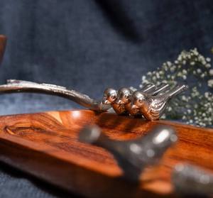 Juego de 2 piezas de cuencos/tableros redondos de madera minimalistas hechos a mano Elley con asa de metal para bodas y Diwali - Product Image 2