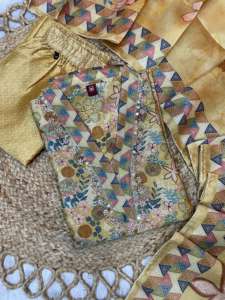 Ensemble Kurti à imprimé floral de designer avec de magnifiques décorations en miroir et perles faites à la main - Product Image 2