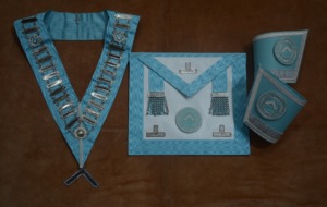 Delantal Masónico para Maestro Ceremonial (MC) y Antiguo Maestro Ceremonial con 3 Borlas/Bolas Plateadas - Product Image 6