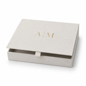 Caja de Invitación de Lino Natural de Alta Calidad con Tapa Abatible, Monograma con Estampado en Relieve, Venta al por Mayor en Tailandia - Product Image 1