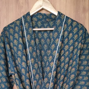 Kimono con Cinturón y Estampado Floral Verde Oscuro - Product Image 1