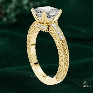 Anillo de compromiso elegante con diamante en forma de cojín, banda de filigrana intrincada, bordes decorativos de milgrain, pavé y halo oculto - Product Image 4