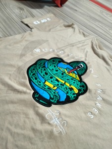 เสื้อยืดคุณภาพสูง ผ้าฝ้าย 100% ทรงปกติ ซักย้อมแบบแอซิดวอช เทคนิคพัฟฟ์ สไตล์สตรีทแวร์ ระบายอากาศได้ดี เนื้อผ้าหนา 220gsm แบบถัก - Product Image 2