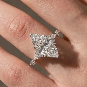 Bague de fiançailles élégante en argent sterling plaqué or avec pierre latérale taille marquise, diamant fin couleur D clarté VVS – En promotion - Product Image 6