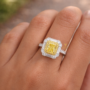 Bague de fiançailles de luxe en diamant jaune vif fantaisie, diamants de laboratoire taille radiant avec diamants baguette, bague éternité en diamant - Product Image 3