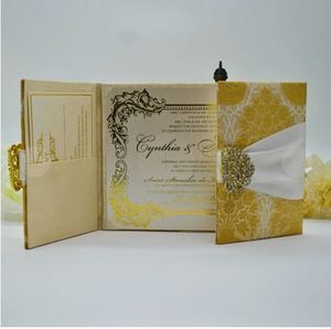 Folio tríptico de seda brocada dorada para invitaciones de boda al mejor precio por parte del proveedor. - Product Image 1