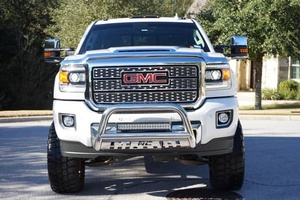 GMC Sierra 3500HD Denali Crew Cab 4x4 Usada de 2018 - Product Image 2