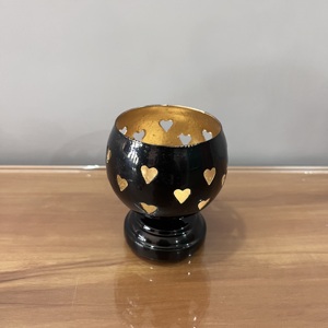 เชิงเทียนเหล็กตกแต่งลายสลักสีดำและสีทองสำหรับตกแต่งบ้าน - Product Image 1