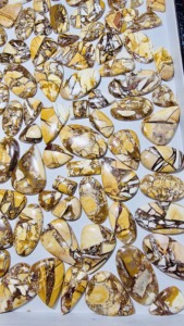 Jaspe Mookaïte naturel breccié, cabochon taille poire, pierre précieuse en vrac pour la fabrication de bijoux, jaune, blanc, marron, poli - Product Image 1