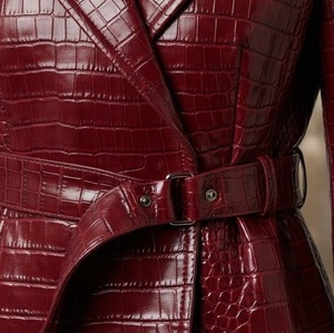 Blazer en similicuir gaufré croco bordeaux pour femme, col ouvert, manches longues, veste d'automne longueur normale avec fermeture à ceinture - Product Image 5