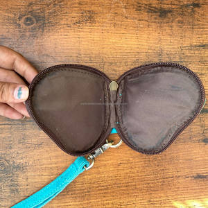 Monedero en forma de corazón de cuero de gamuza hecho a mano para mujer - Product Image 4