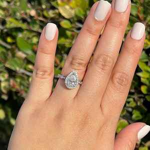 Anillo de Moissanita en Forma de Pera con Detalle de Halo y Banda Pavé en Oro Blanco de 14K, Anillo de Boda Refinado para Mujer, Joyería Fina - Product Image 3