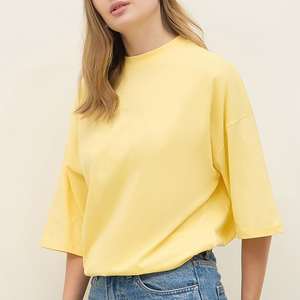 Camiseta Corta de Lujo Personalizable para Mujer, Ajustada y con Hombros Caídos, Venta al por Mayor OEM - Product Image 4