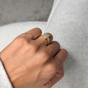 Anillo de compromiso de oro amarillo de 14 quilates con tres diamantes cultivados en laboratorio de corte esmeralda de 3.50 quilates y piedras laterales de baguette cónicas - Product Image 2