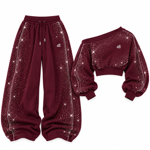 Survêtement de luxe pour femme en coton bordeaux avec strass, comprenant un sweat à capuche court à épaules dénudées et un pantalon large, style streetwear d'hiver personnalisé et glamour - Product Image 4