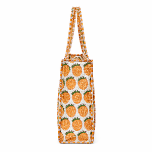 Bolso Tote Acolchado de Algodón con Estampado de Fresas y Diseño a Rayas, Cierre de Cremallera, Diseño Moderno para Toda Temporada, 18 Pulgadas - Product Image 3