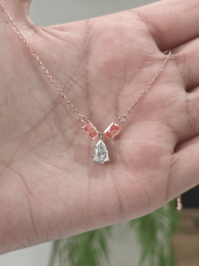Collier de luxe en or rose 14 carats avec diamant de laboratoire taille poire certifié IGI 1,65 ct, design nœud, serti à griffes, pierres latérales marquise pour - Product Image 4