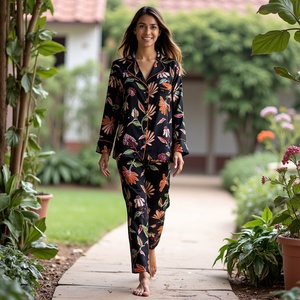 Pyjama pour femme en viscose soyeuse à manches longues Supreme Luxe avec pantalon élastique et imprimé glamour pour la nuit ou le salon Noir - Product Image 1