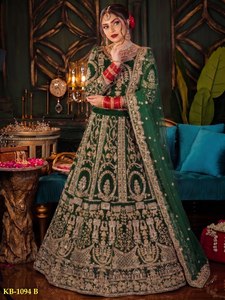 Lehenga Choli de Seda Verde Bordado con Dupatta, Largo hasta el Suelo, Traje Tradicional Indio para Bodas, para Mujer - Product Image 1