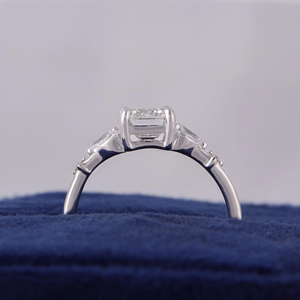 Anillo de Compromiso con Diamante Corte Esmeralda para Mujer, Platino, Engaste de Garras, Estilo Geométrico Clásico, Certificado IGI - Product Image 2