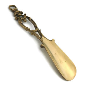Calzador de latón de aspecto antiguo, herramienta duradera de metal para calzarse, accesorio tradicional para el hogar - Product Image 1