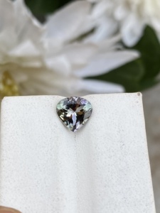 Gema de Tanzanita Certificada de 1.47 Quilates, Forma de Corazón, con Buen Brillo de Color, Zoisita Natural Azul y Verde, Limpia, para Joyería - Product Image 3