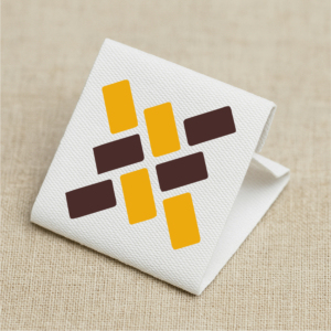 Etiqueta de algodón tejida blanca cuadrada para prendas, plegada en bisel, lavable, con logotipo 3D en relieve, borde ultrasónico, rollo de etiquetas tipo bandera para bolsos - Product Image 6