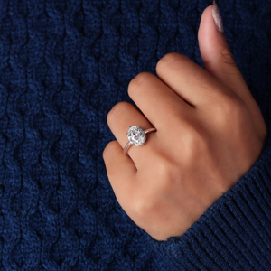Anillo Solitario de Diamante Ovalado de 2 Quilates con Corte Antiguo, Engaste de Garra y Bisel, para Ella, Oro Blanco de 14k - Product Image 2