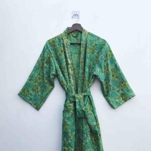 Kimono de Seda Pura con Parches, Túnica Larga para Dormir o Cubrir el Bikini, Kimono de Sari de Seda Reciclada Vintage Hecho a Mano en India - Product Image 1