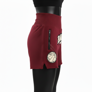 Shorts de poliéster y spandex premium de 240 GSM, color granate, cintura alta, con cremallera lateral, bolsillos y logotipo bordado. - Product Image 3