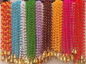 Guirlande suspendue multicolore de 1,5 m avec pompons et clochettes pour enterrement de vie de jeune fille et décoration de mariage, mélange rose, rouge, jaune, orange - Product Image 5
