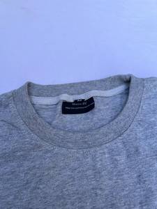เสื้อยืดแขนสั้นสีเทาสำหรับผู้ชาย ยี่ห้อ Harry Johnson ทรงปกติ ผ้าคอตตอนผสมสแปนเด็กซ์ คอกลม พิมพ์ลายโลโก้ด้านหน้า เนื้อผ้าบางเบา สวมใส่สบาย - Product Image 3