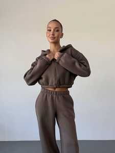 Ensemble de survêtement avec haut court et bas classique, logo personnalisé, OEM, ODM, marque privée, vente en gros, fournisseur en vrac, qualité d'exportation directe usine - Product Image 3