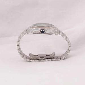 Montre en or blanc avec diamants ronds, moissanite, cadran blanc avec chiffres romains bleus personnalisés, montre haut de gamme entièrement pavée de diamants pour unisexe - Product Image 2