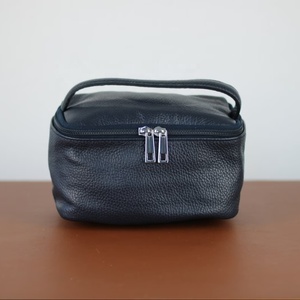 Trousse de toilette personnalisée avec des initiales de monogramme d'or en cuir Look for Him Men Dad Fathers TYG-0055E - Product Image 1