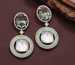 Boucles d'oreilles élégantes en laiton plaqué argent de qualité supérieure, avec breloques classiques et zircon, pour femmes, pour mariage et soirées, ÉCLATS EXCEPTIONNELS - Product Image 3