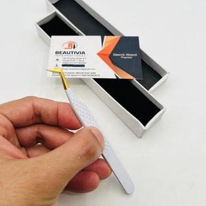 Pinzas Profesionales para Extensión de Pestañas de Volumen Ruso con Logotipo Grabado Personalizado, Pinzas de Acero Inoxidable con Punta, Duraderas, de Cuero - Product Image 1