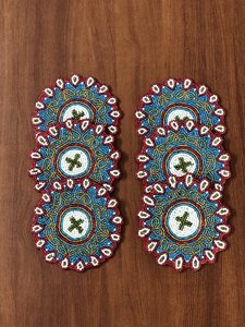 Ensemble de 6 dessous-de-verre ronds faits à la main de luxe avec perles, bord festonné, perles de verre turquoise, pour la décoration de la table basse - Product Image 1