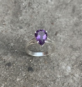 Améthyste naturelle en argent 925, taille poire, sertie en clos, faite à la main, minimaliste, certifiée par un tiers, pour mariage et anniversaire - Product Image 1