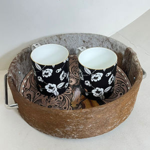 Plateau de service rond en cuir de vache véritable fait à la main avec un motif floral de cheval gravé, plateau de décoration d'intérieur en cuir rustique de style western avec poignées - Product Image 5