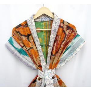 Veste Kantha vintage en coton matelassé faite à la main pour femmes, col en V, manches courtes, à porter en automne, avec poches, design réversible - Product Image 5
