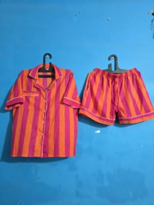 Ensemble pyjama imprimé pour femmes, vêtements de nuit en coton à rayures, haut à manches courtes et pantalon confortable - Product Image 1