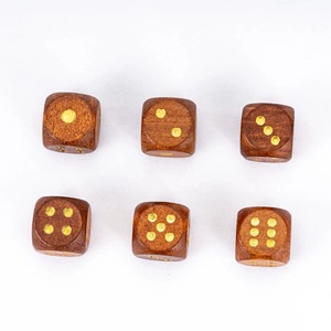 Dés en bois faits à la main, forme carrée, bois naturel poli, pièces de jeu de table artisanales, objets d'art et d'artisanat en bois de collection - Product Image 2