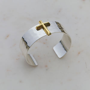 Bracelet manchette croix bicolore en laiton - Jonc religieux martelé argent et or - Bijoux chrétiens en métaux mixtes - Product Image 2