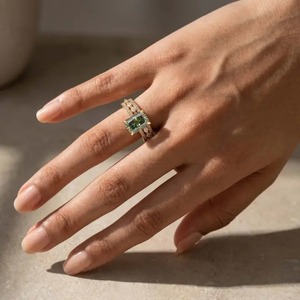 Anillo de Compromiso de Lujo Chapado en Oro 925 con Moissanita Verde de Corte Radiante de 3.5CT, Diseño de Halo Oculto y Detalles Marquesa para Mujer, India. - Product Image 3
