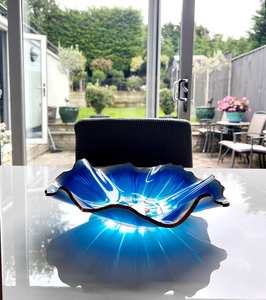 Grande coupelle en résine bleue de qualité supérieure, faite à la main, avec des flocons dorés, idées de décoration pour la maison, coupelle décorative, idées de cadeaux - Product Image 3