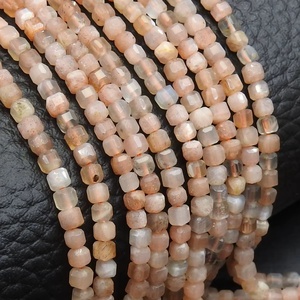 Perles en pierre de lune pêche facettées en forme de cube - 15 pouces, environ 4 mm - Fournitures pour grossistes - Nouveauté - Pierre naturelle certifiée pour la bijouterie - Product Image 1