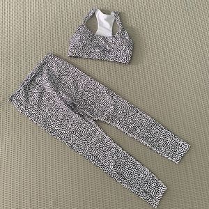 เสื้อชั้นในออกกำลังกายแบบรัดรูปสีพื้นสำหรับผู้หญิง สายรัดไหล่แบบเว้าหลัง ระบายอากาศได้ดี คอตั้ง พร้อมกางเกงโยคะเอวกลาง ชุดออกกำลังกาย 2 ชิ้น - Product Image 5